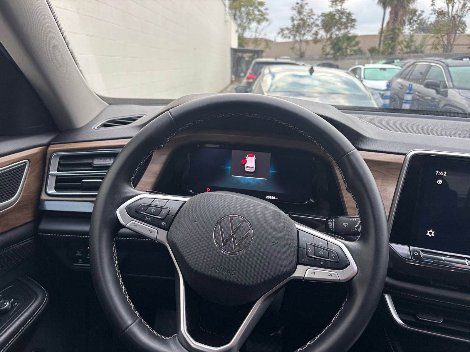 Used 2025 Volkswagen Atlas SE image 35