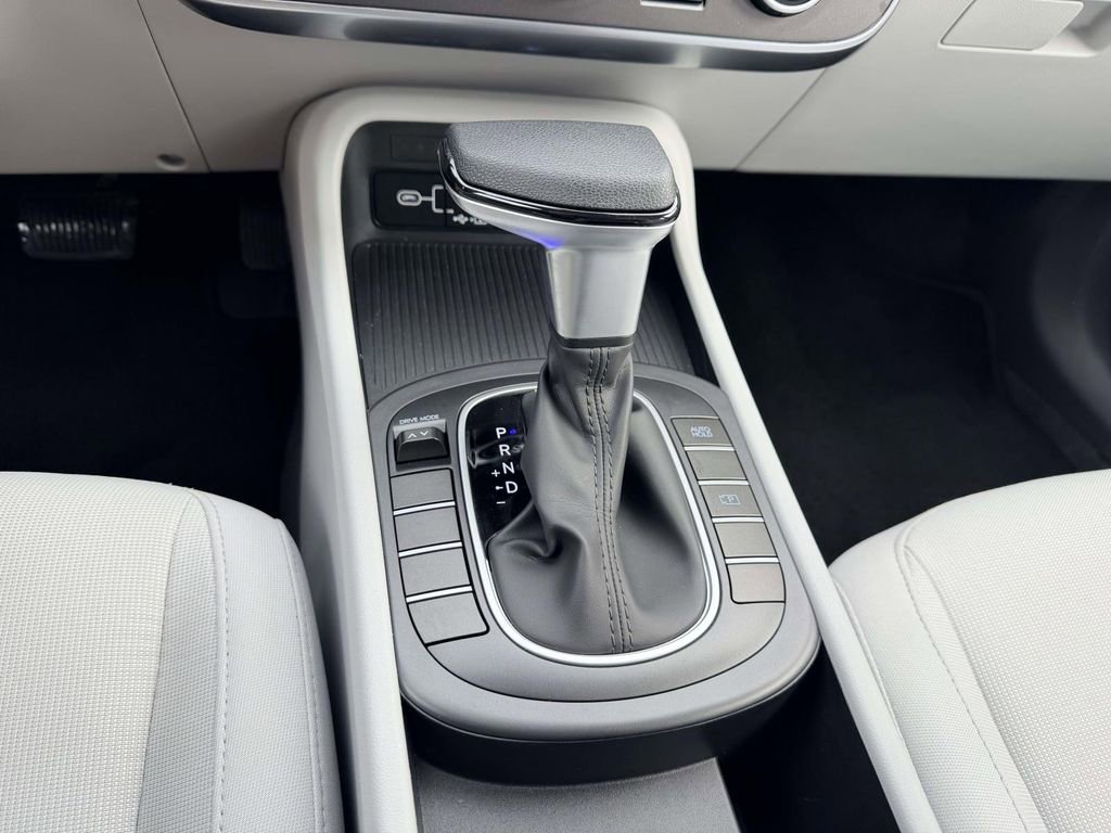 Used 2025 Hyundai Kona SE image 7