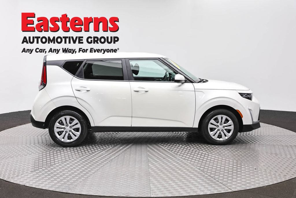 Used 2023 Kia Soul LX FWD image 4