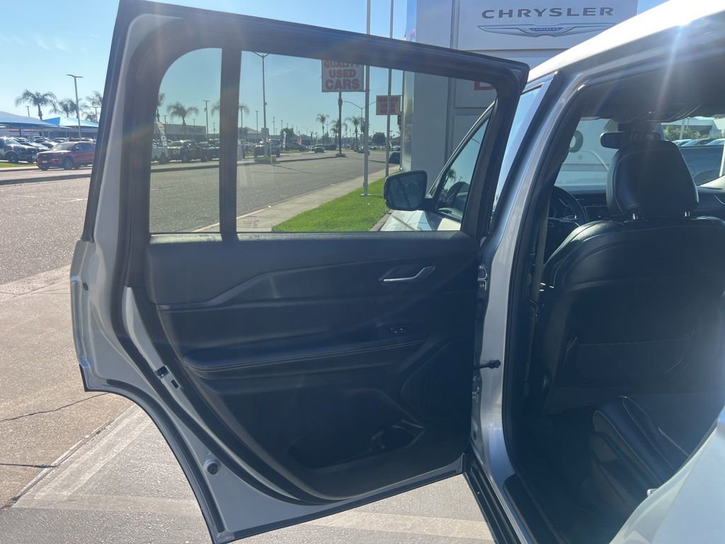 Used 2024 Jeep Grand Cherokee L Laredo image 24