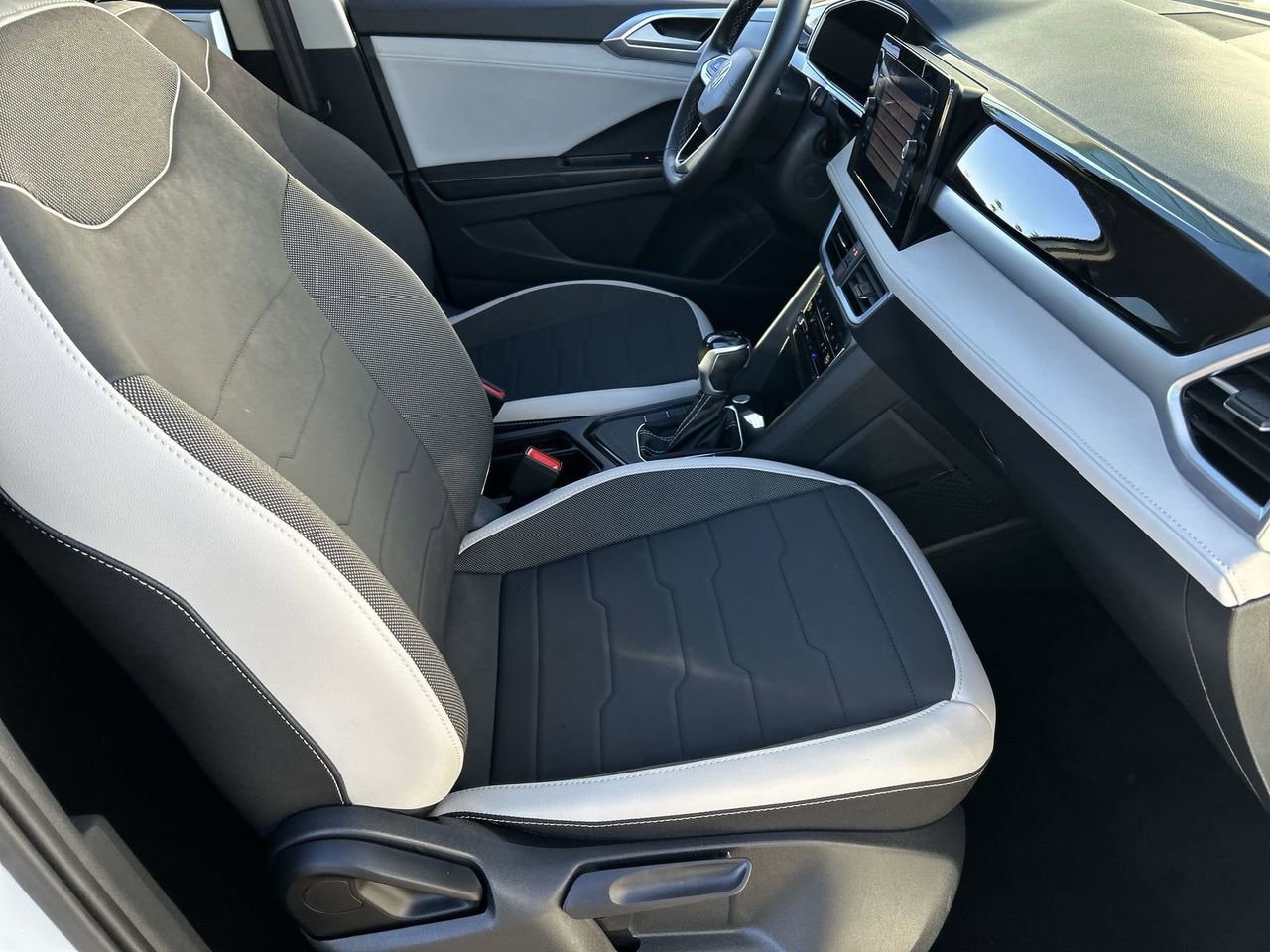 Certified 2025 Volkswagen Taos SE image 9