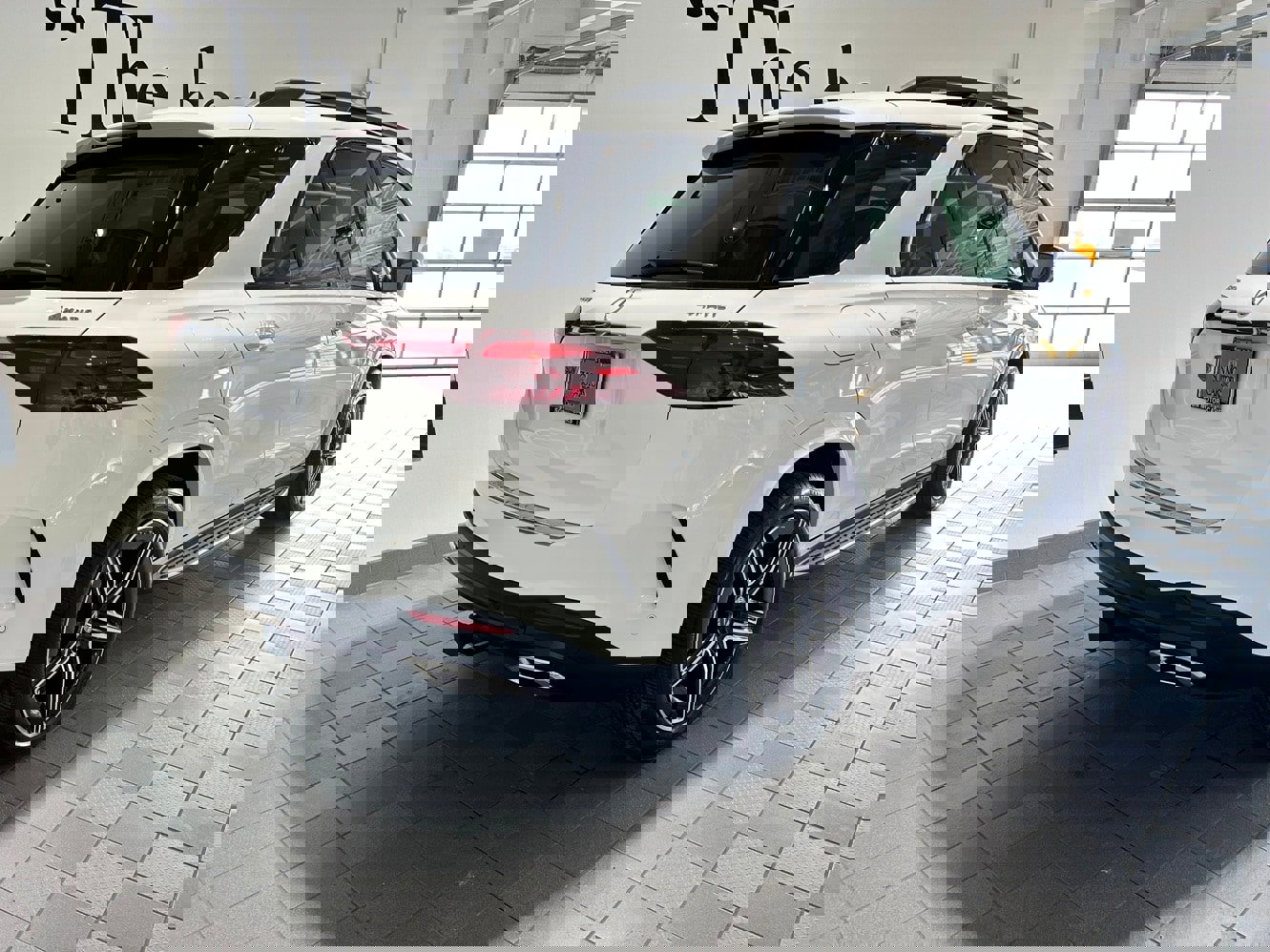 New 2026 Mercedes-Benz GLE 450e Exclusive 4MATIC AMG Line Plug image 4