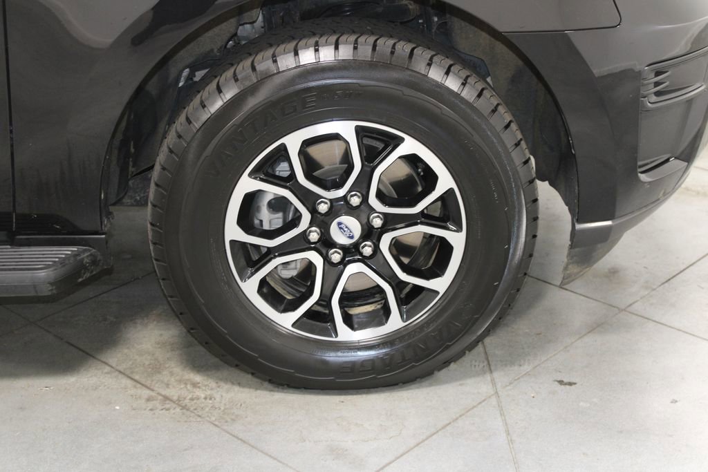 Used 2024 Ford Expedition Max XLT image 13