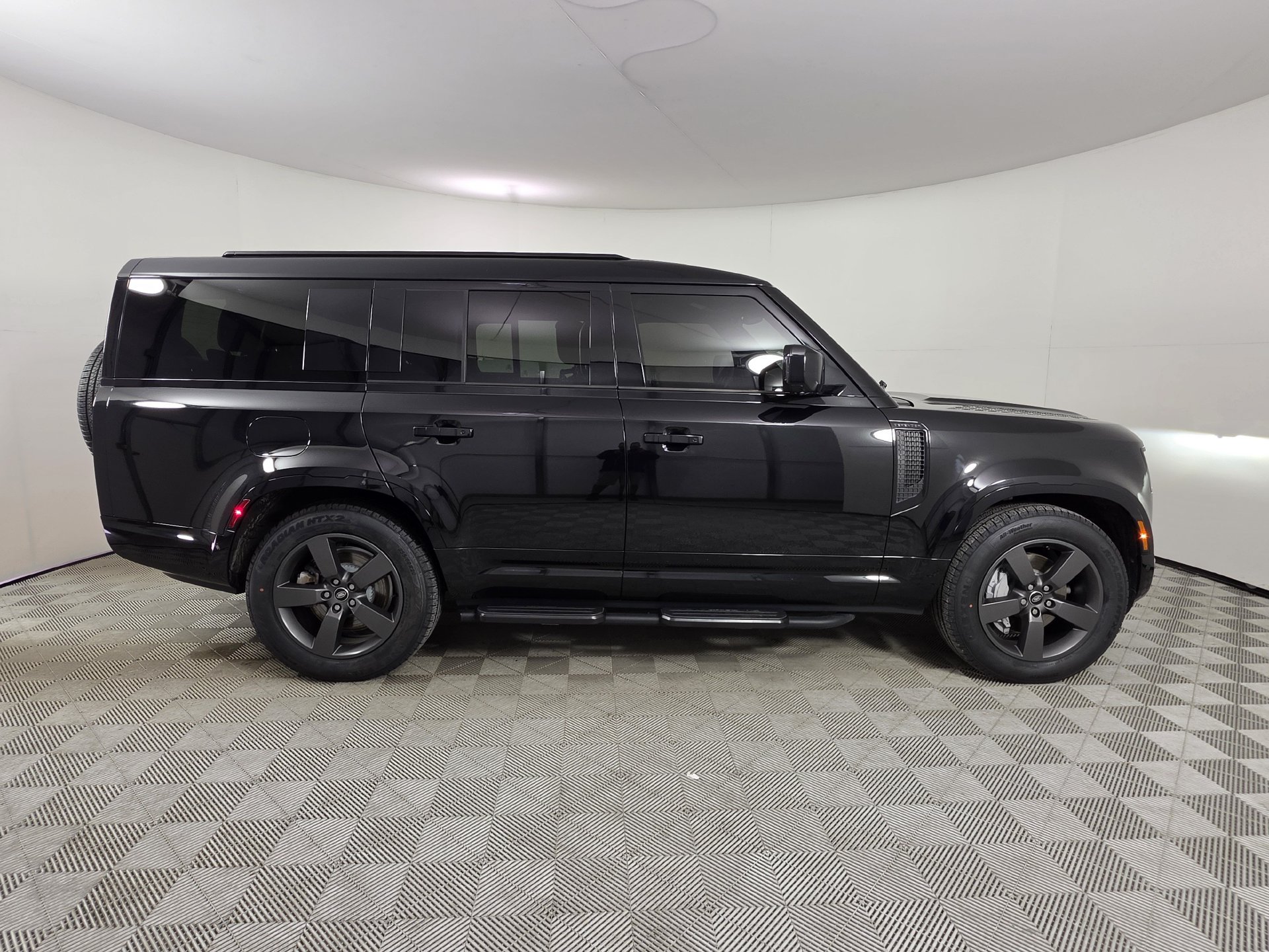 Used 2025 Land Rover Defender 130 X-Dynamic SE AWD/4WD image 39