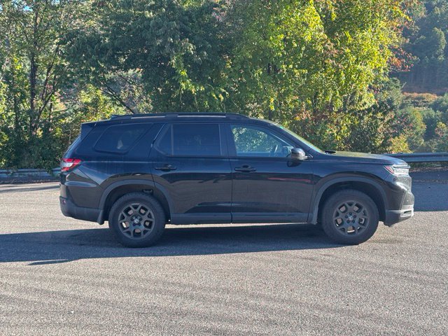Used 2025 Honda Pilot TrailSport image 8