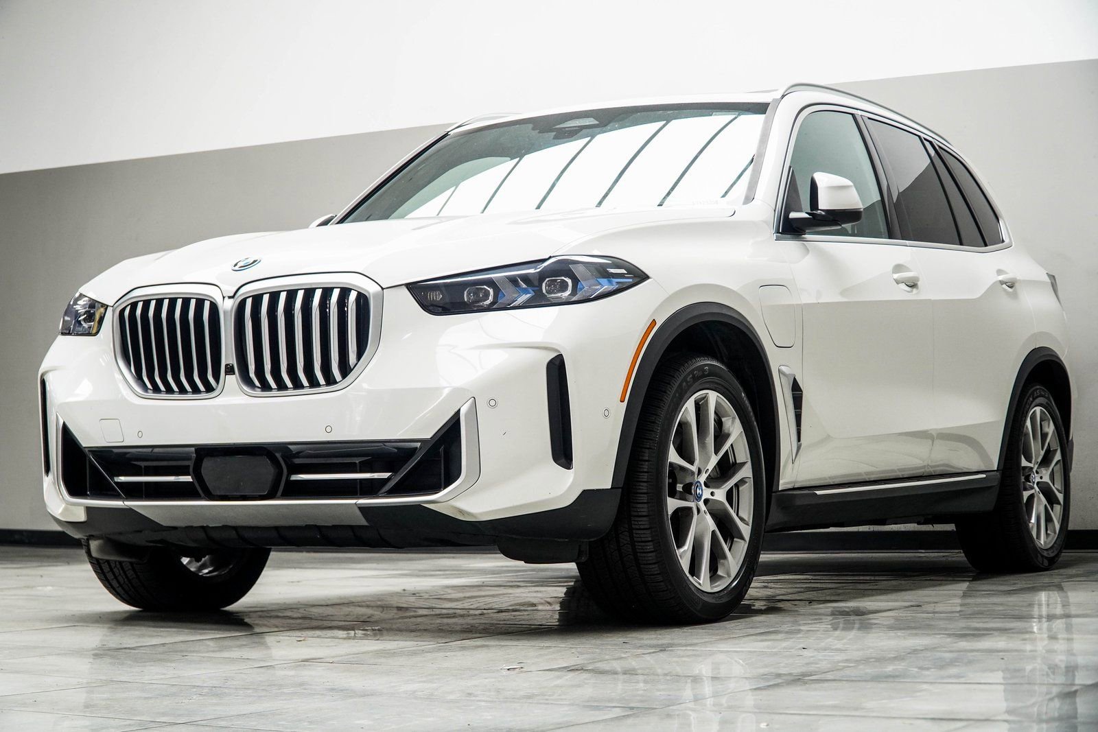 Used 2025 BMW X5 xDrive50e AWD/4WD image 8