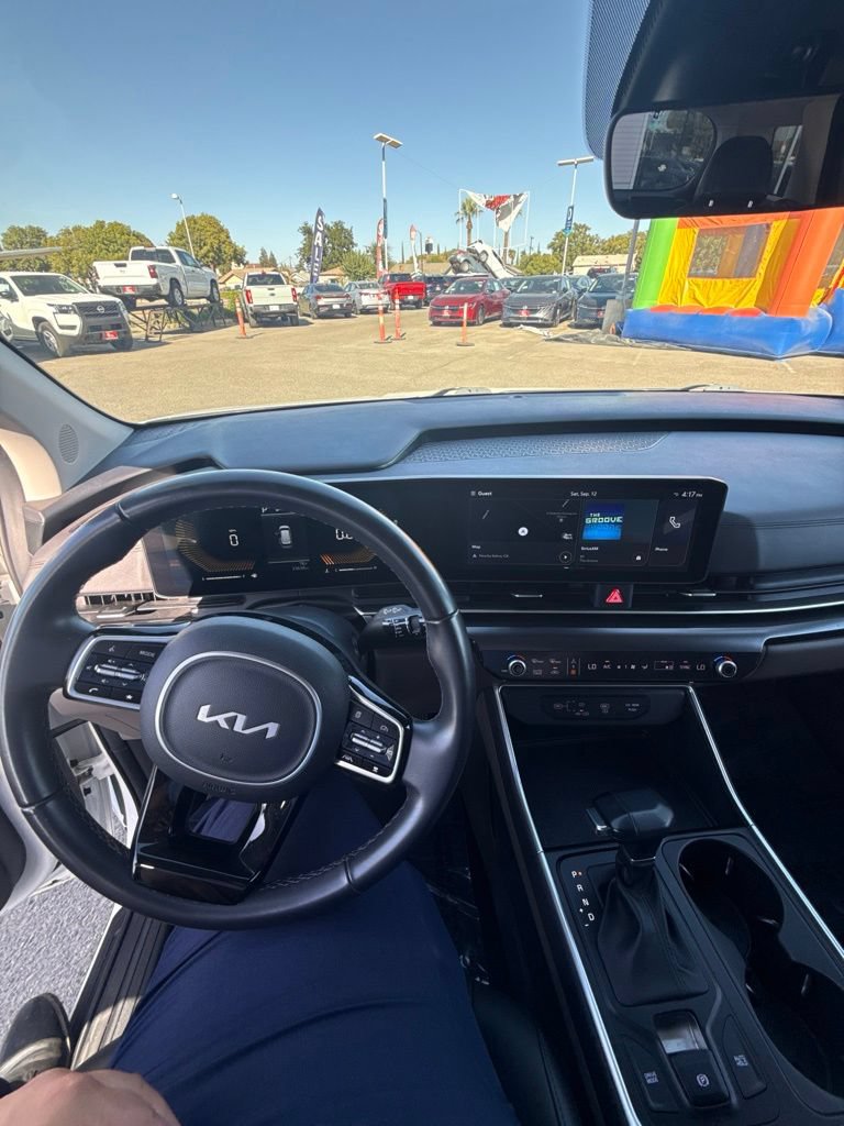 Used 2025 Kia Carnival FWD image 8