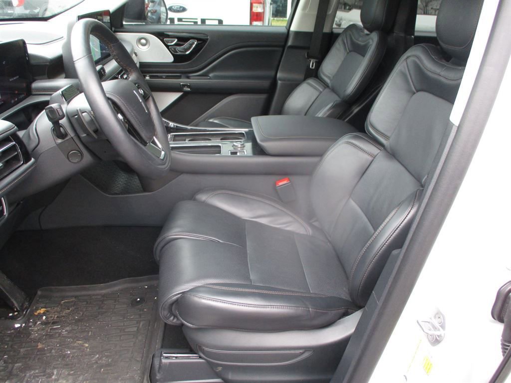 Used 2025 Lincoln Aviator Reserve w/ Equipment Group 201A image 16