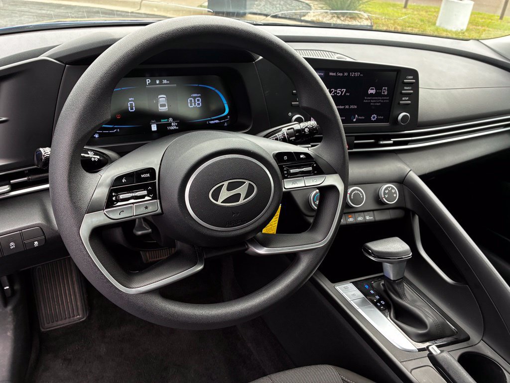 Used 2025 Hyundai Elantra SE FWD image 11