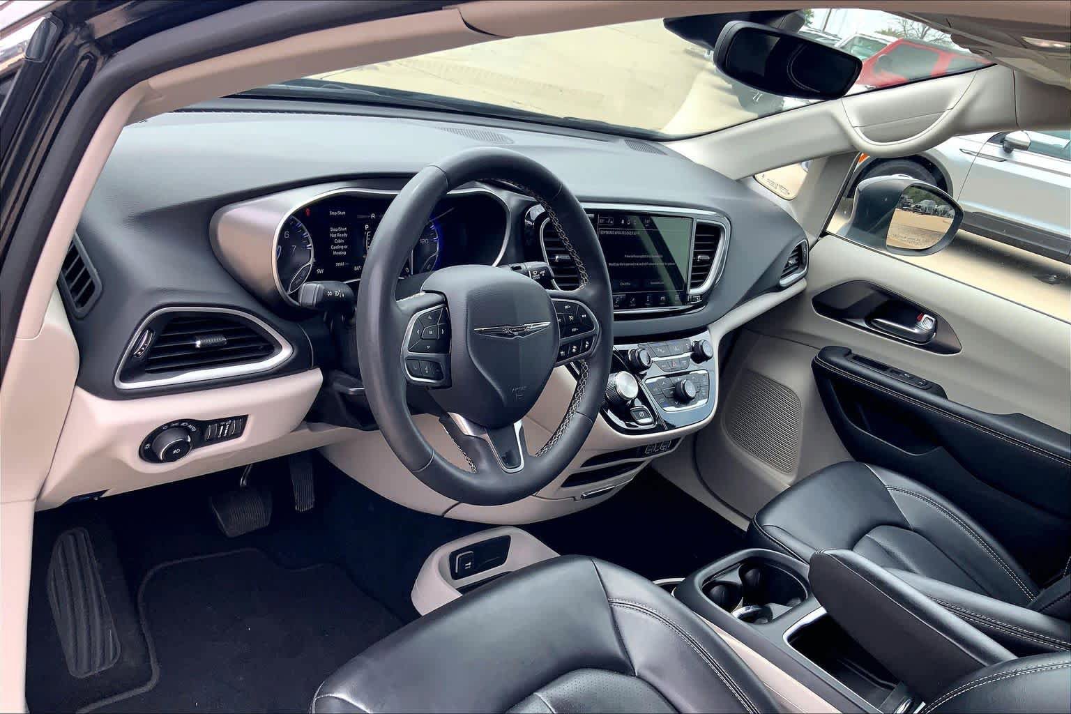 Used 2023 Chrysler Pacifica Touring-L FWD image 18