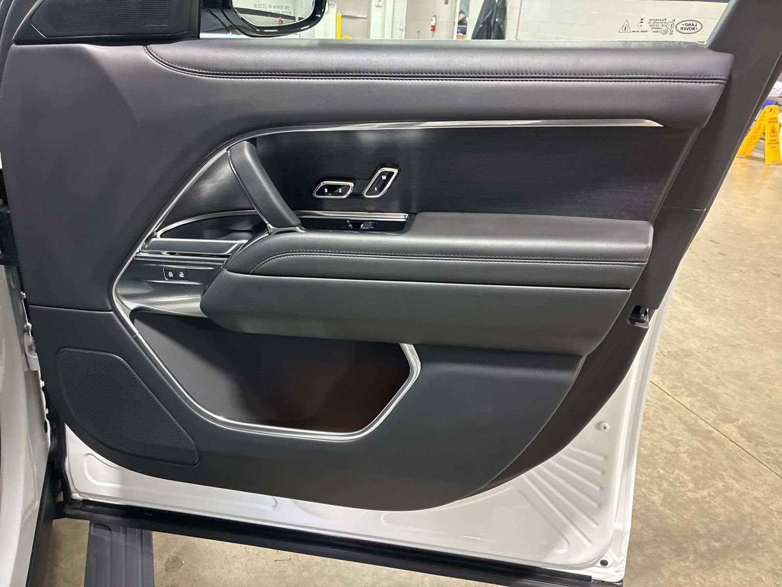 Used 2025 Land Rover Range Rover SE image 27