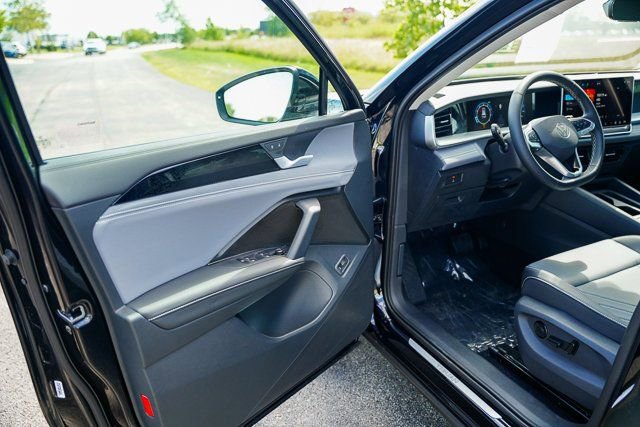 Used 2025 Volkswagen Tiguan SE w/ Panoramic Sunroof Package image 6