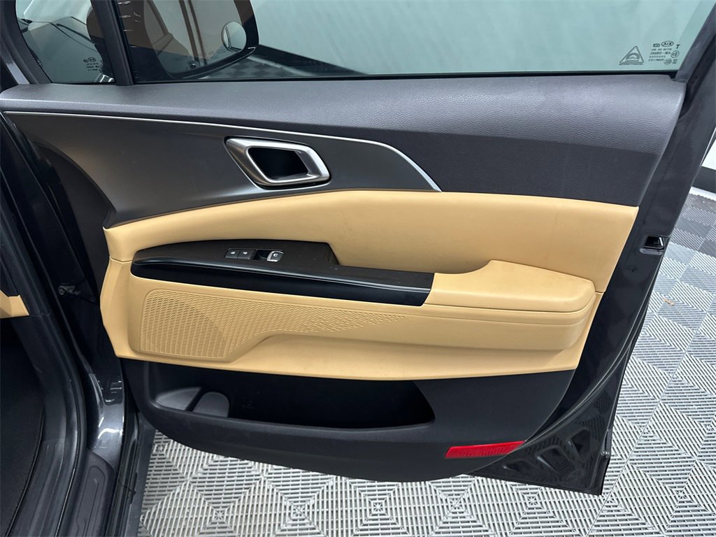 Used 2022 Kia Carnival LX image 15