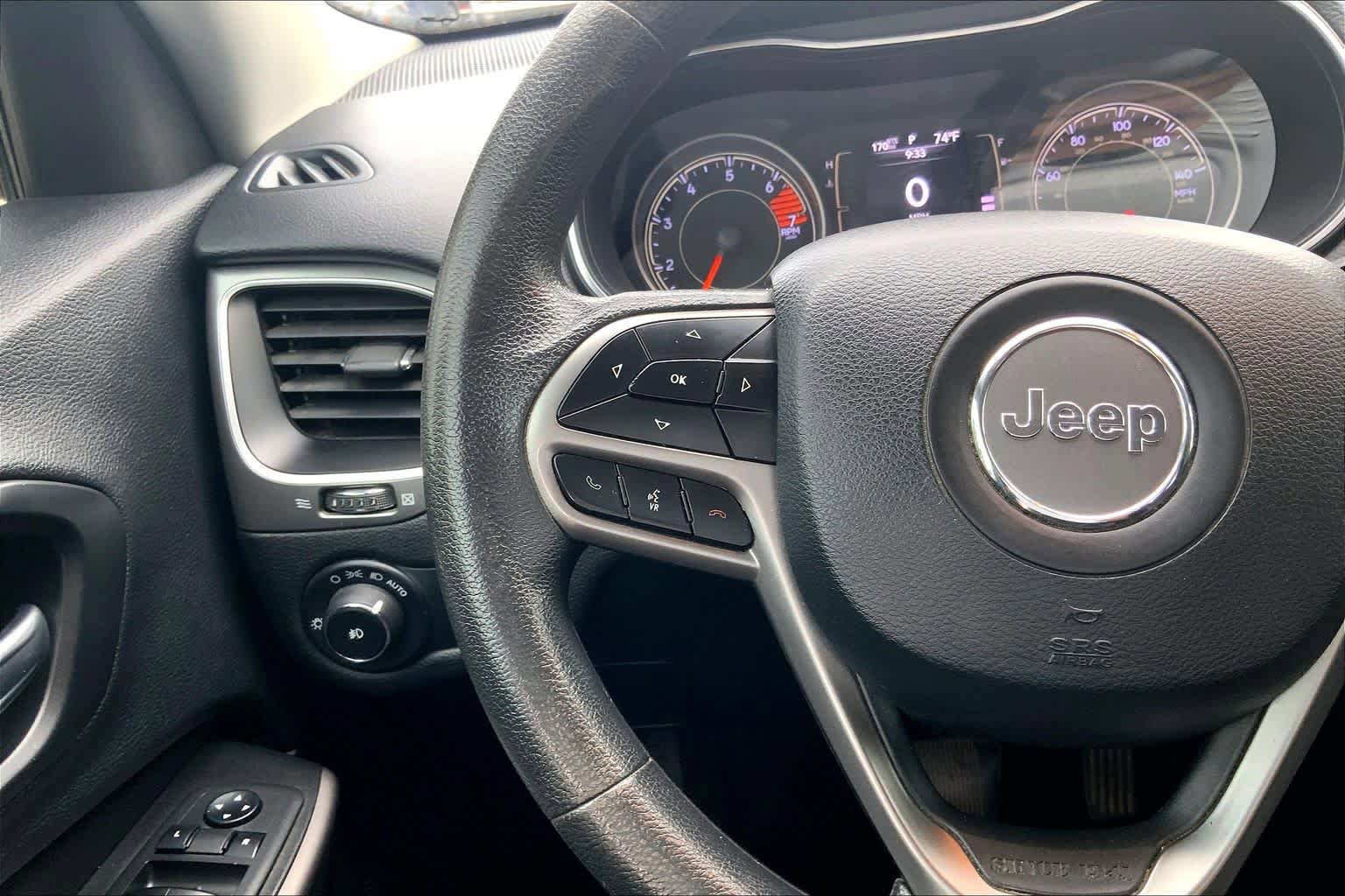 Used 2019 Jeep Cherokee Latitude w/ Popular Appearance Group FWD image 24