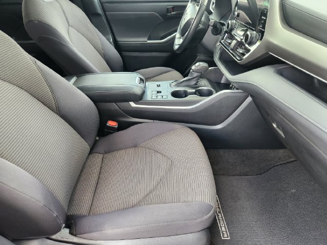 Used 2023 Toyota Highlander LE FWD image 11