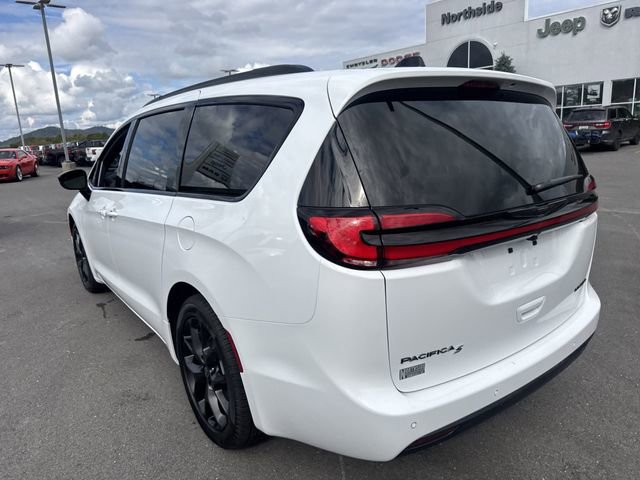 New 2026 Chrysler Pacifica Limited w/ Uconnect Theater Family Group FWD image 8
