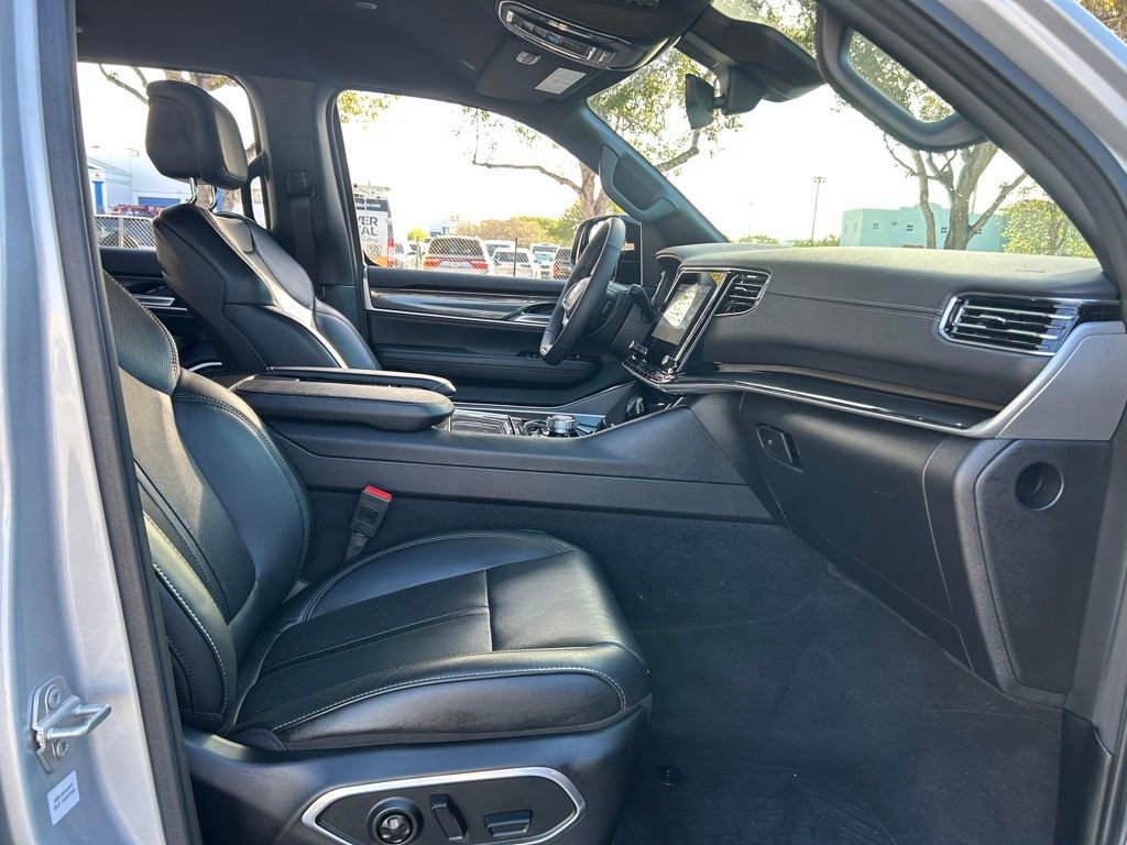 Certified 2024 Jeep Wagoneer L Base image 33