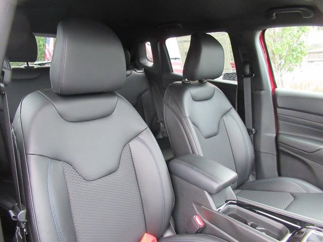 New 2026 Jeep Compass Latitude w/ Mopar Graphics Package image 8