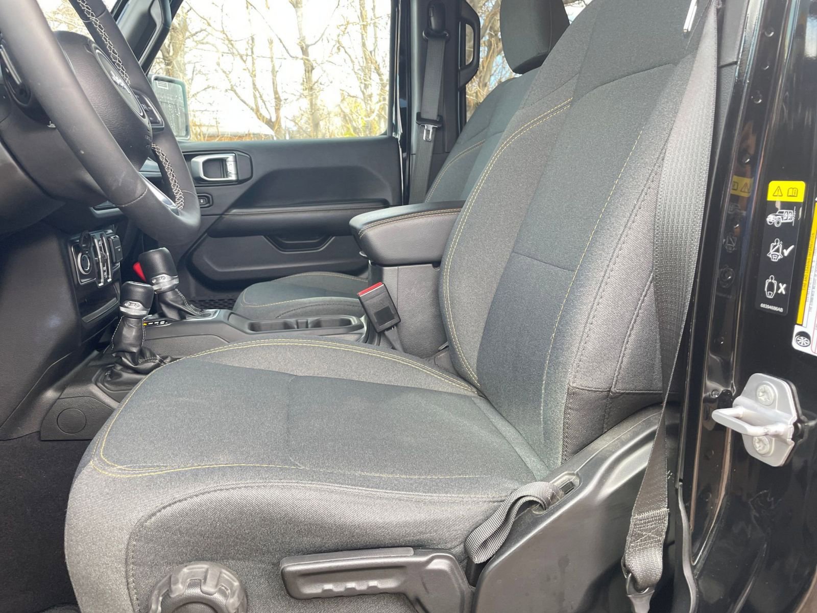 Used 2025 Jeep Wrangler Sahara image 27