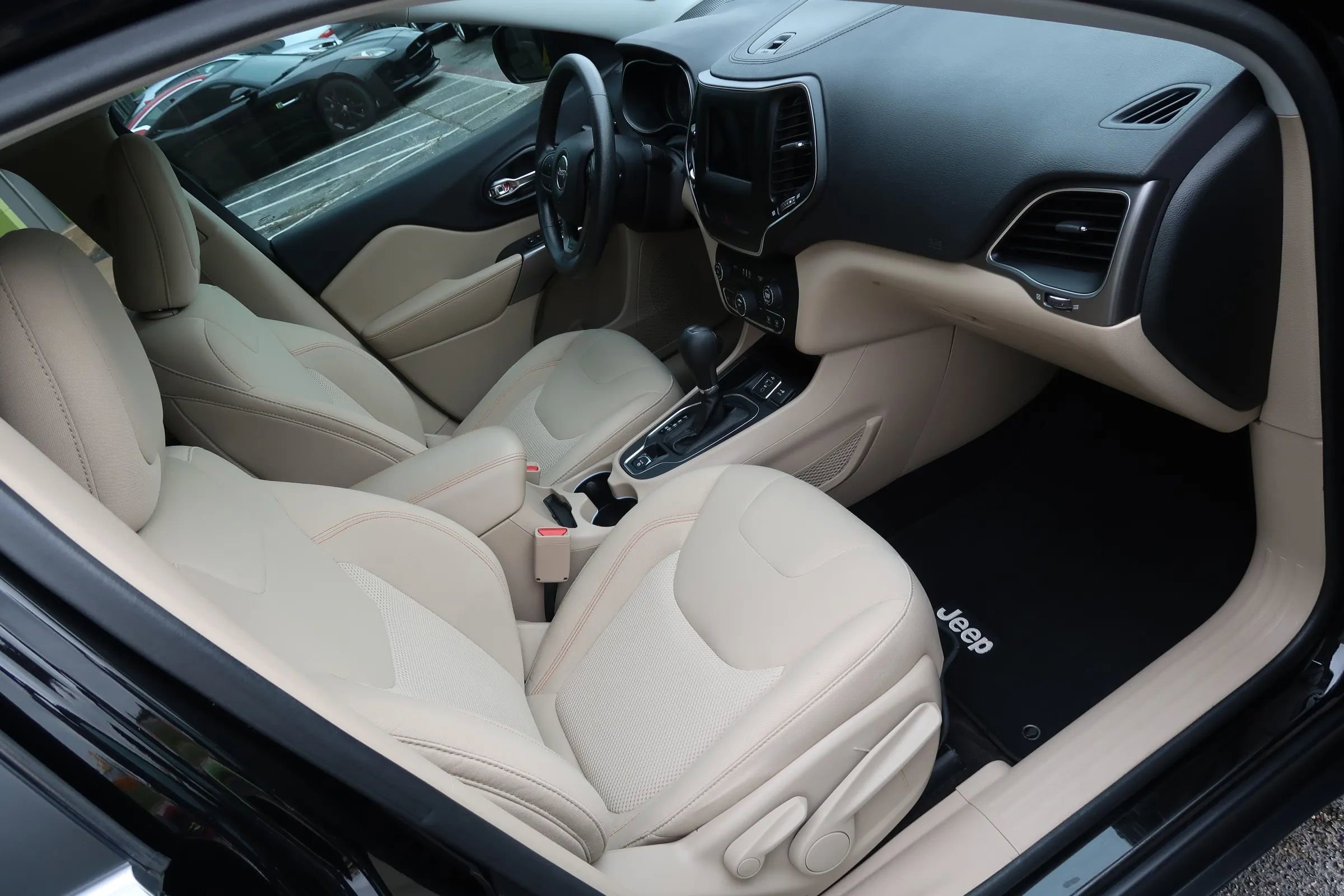 Used 2019 Jeep Cherokee Latitude w/ Popular Appearance Group FWD image 25