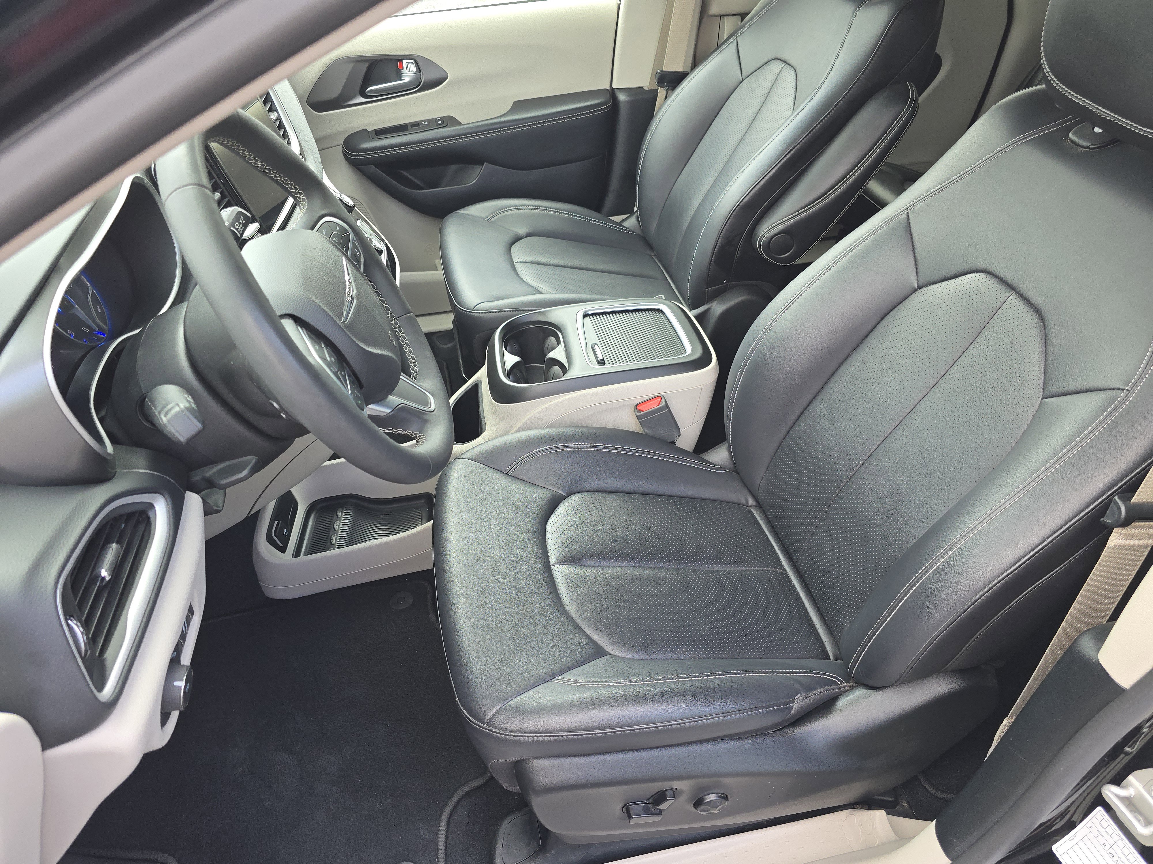 Used 2024 Chrysler Pacifica Touring-L FWD image 25