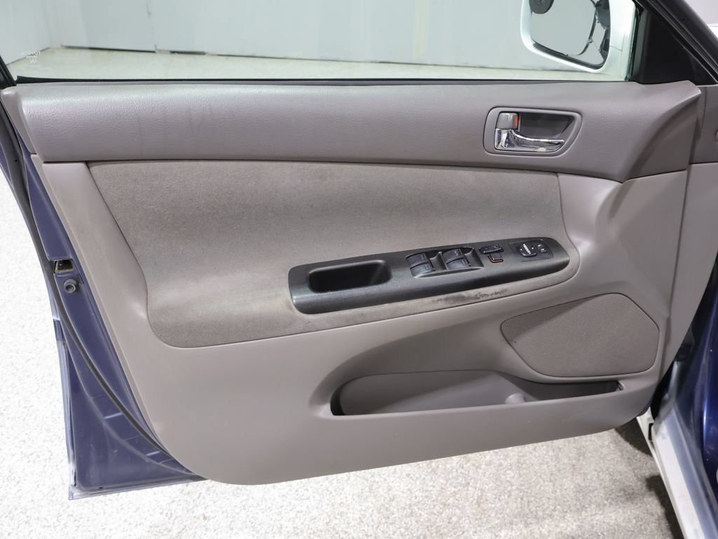 Used 2005 Toyota Camry LE FWD image 12