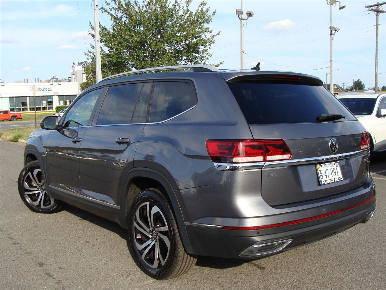 Used 2022 Volkswagen Atlas SEL AWD/4WD image 4