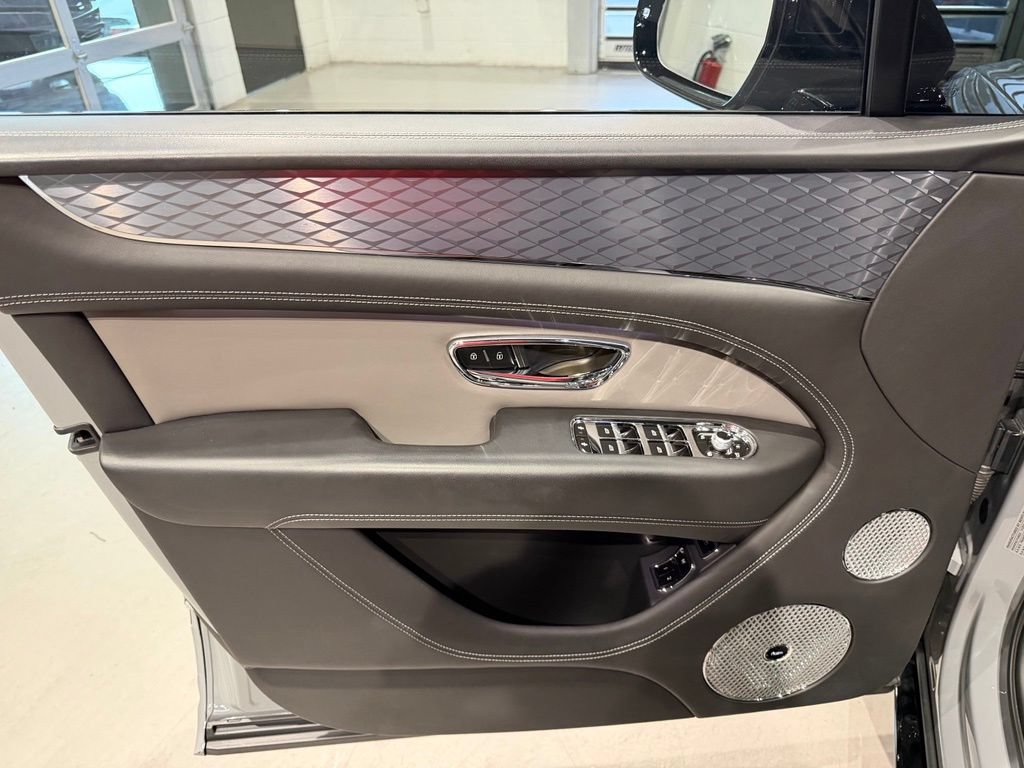 Used 2022 Bentley Bentayga AWD/4WD image 33