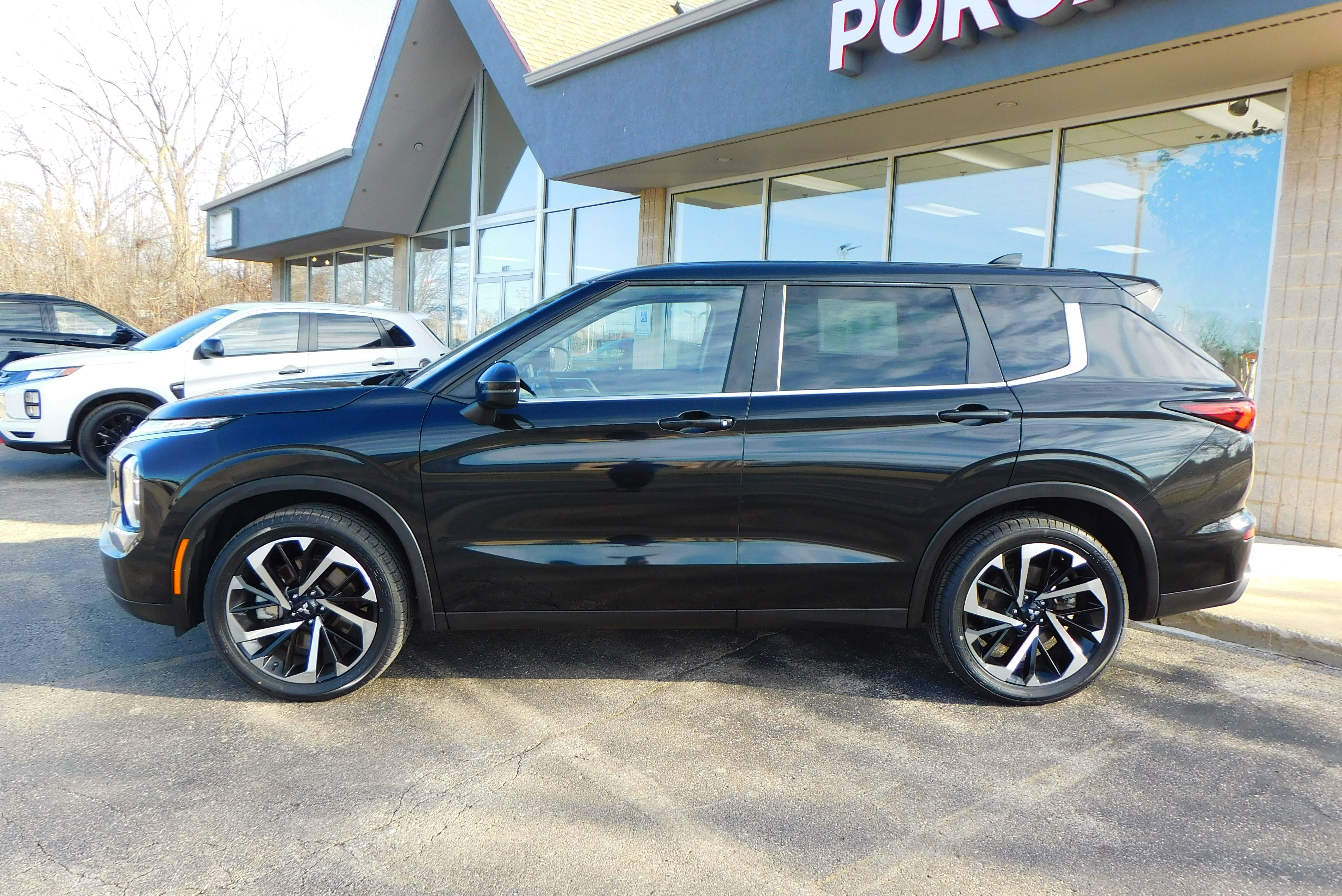 Used 2022 Mitsubishi Outlander ES image 2