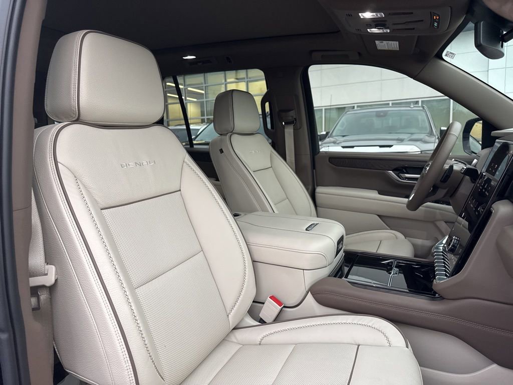 Used 2025 GMC Yukon Denali w/ Sun & Power Step Package image 24