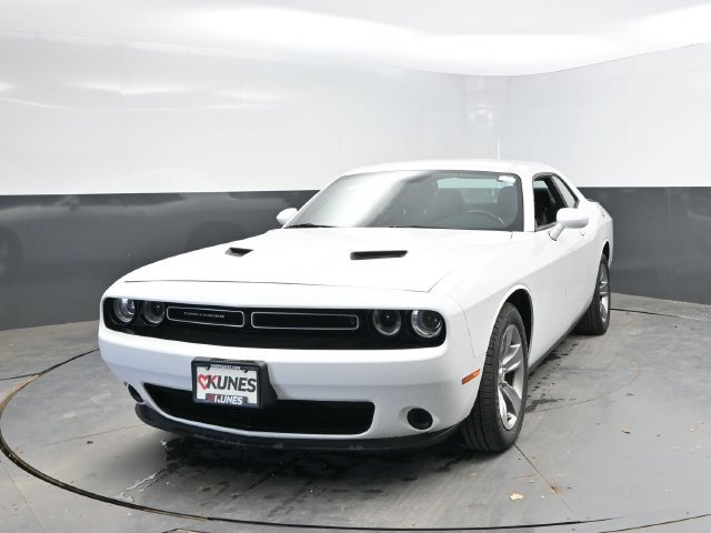 Used 2015 Dodge Challenger SXT RWD image 5