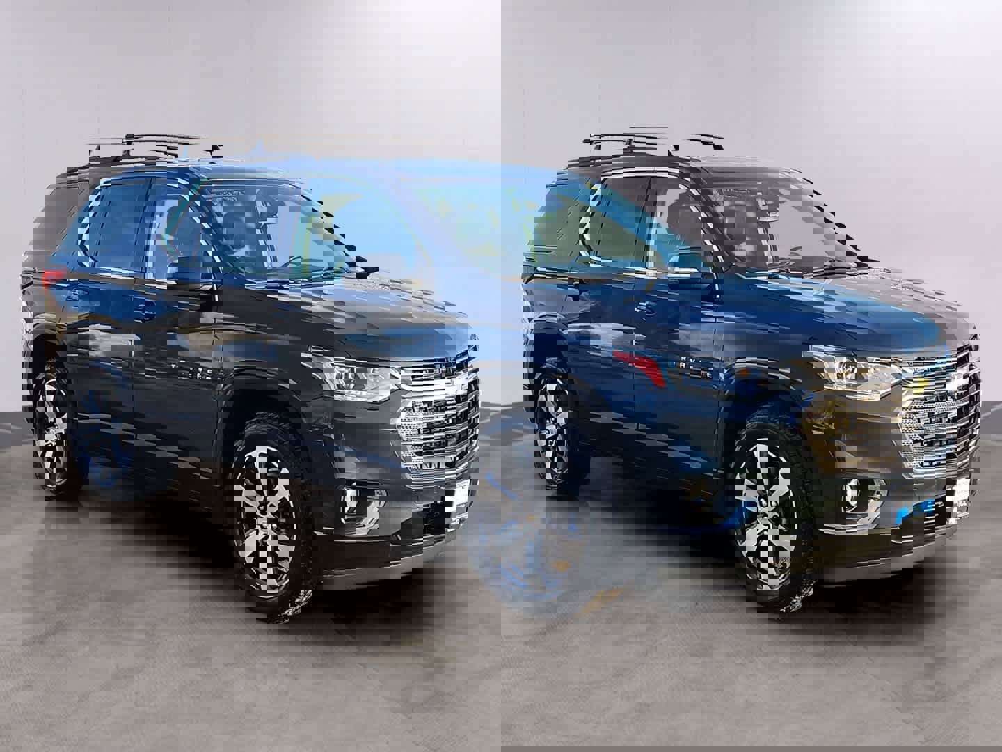 Used 2021 Chevrolet Traverse LT w/ LT Premium Package image 3