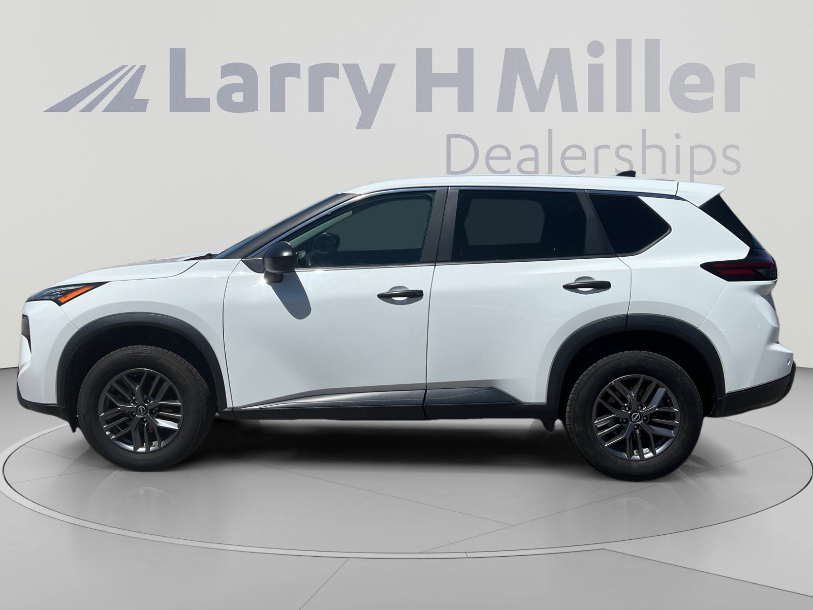 Used 2024 Nissan Rogue S AWD/4WD image 2