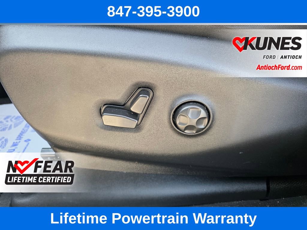 Used 2023 Chrysler Voyager LX image 17