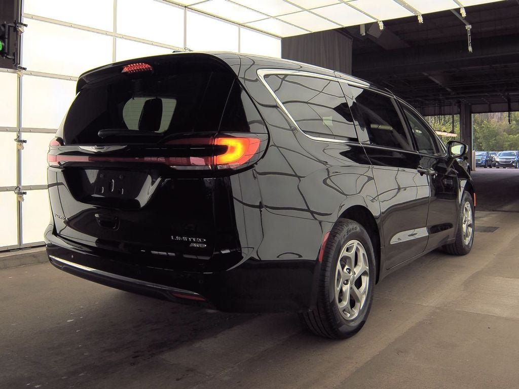 Used 2024 Chrysler Pacifica Limited AWD/4WD image 5