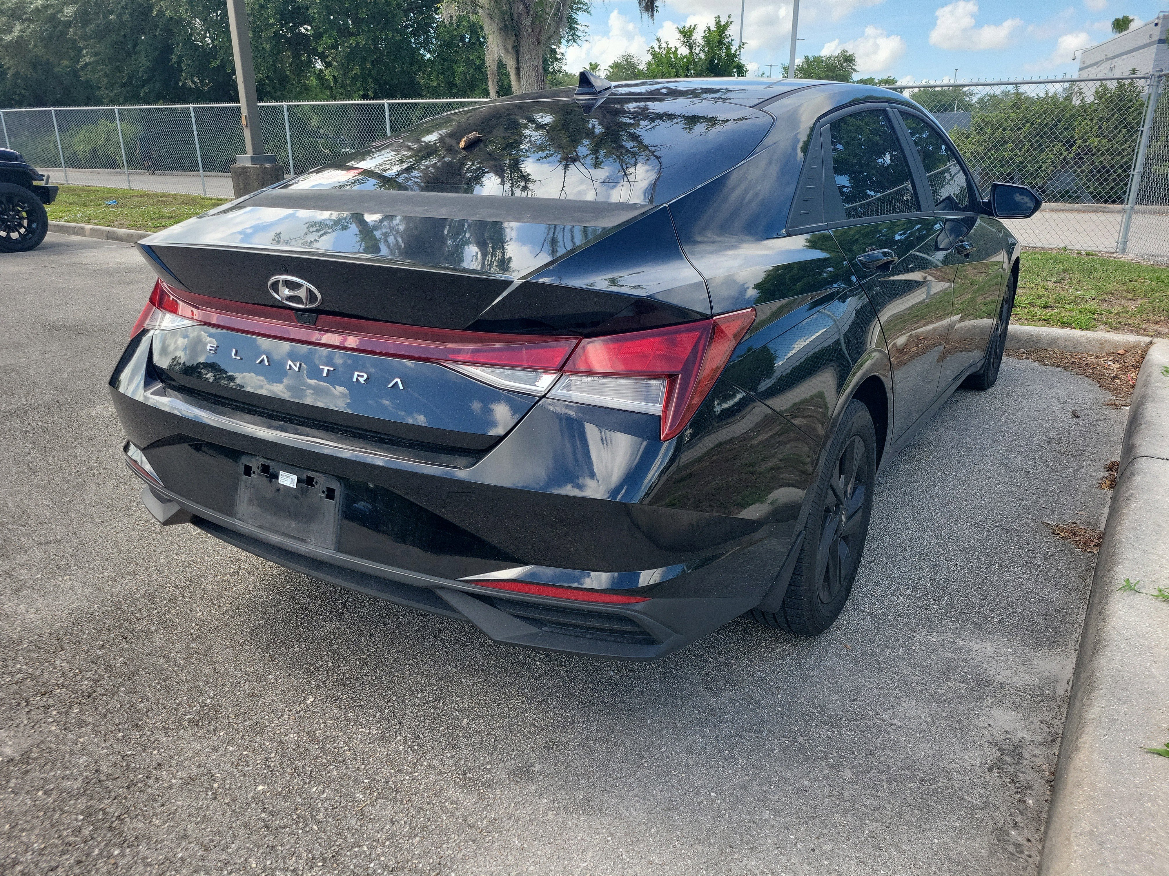 Used 2022 Hyundai Elantra SEL w/ Convenience Package FWD image 5