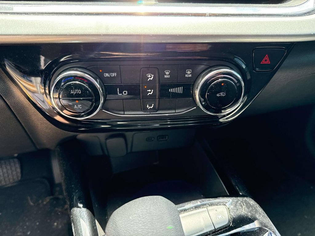 Used 2025 Chevrolet Trax LT FWD image 26