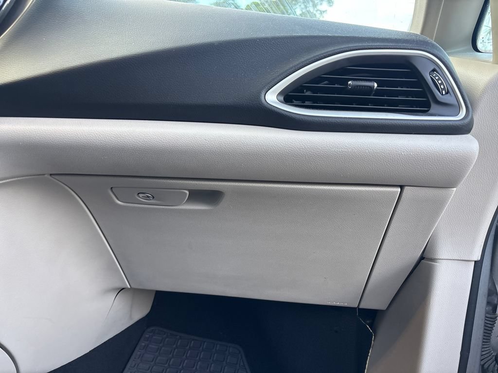 Used 2021 Chrysler Voyager LX FWD image 30