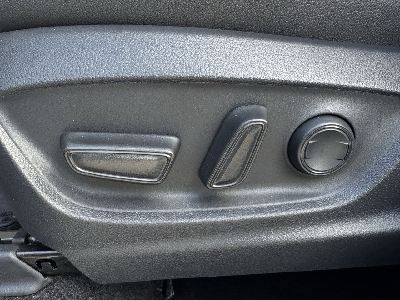 Used 2026 Toyota Corolla Cross XLE w/ Convenience Package FWD image 25