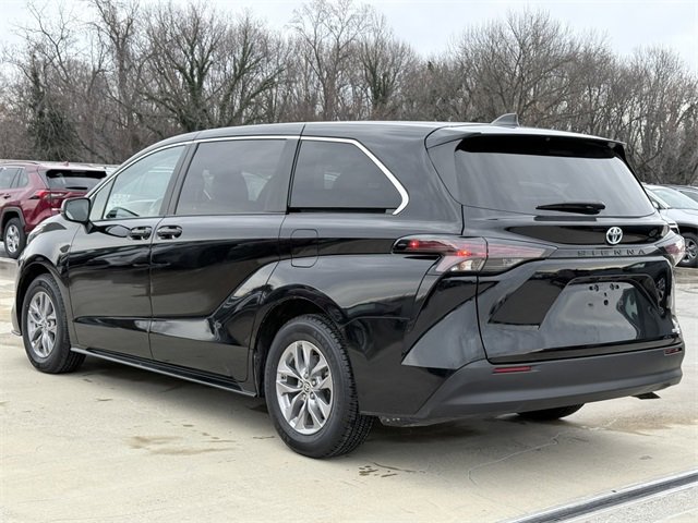 Certified 2024 Toyota Sienna LE image 3