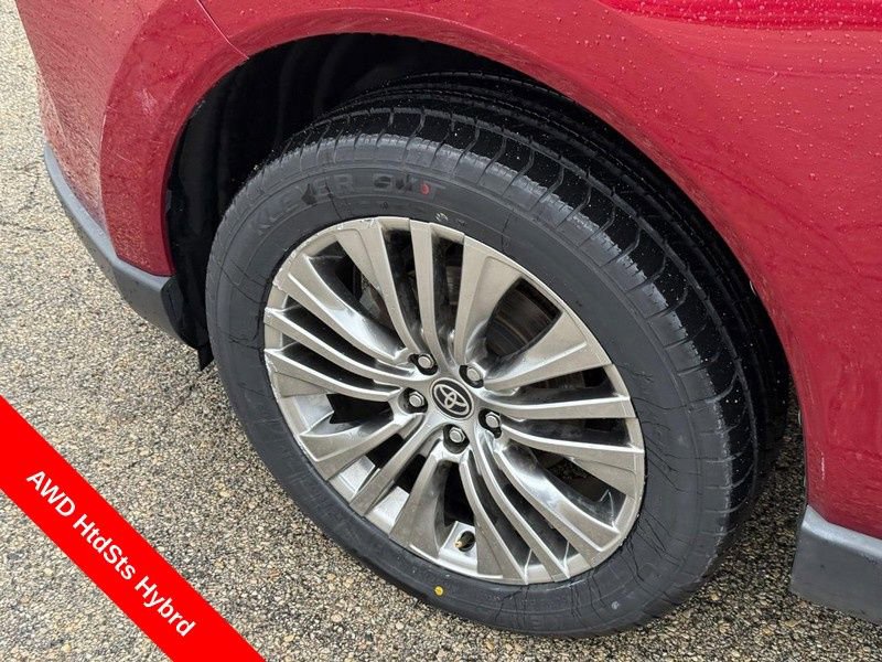 Used 2022 Toyota Venza XLE image 10