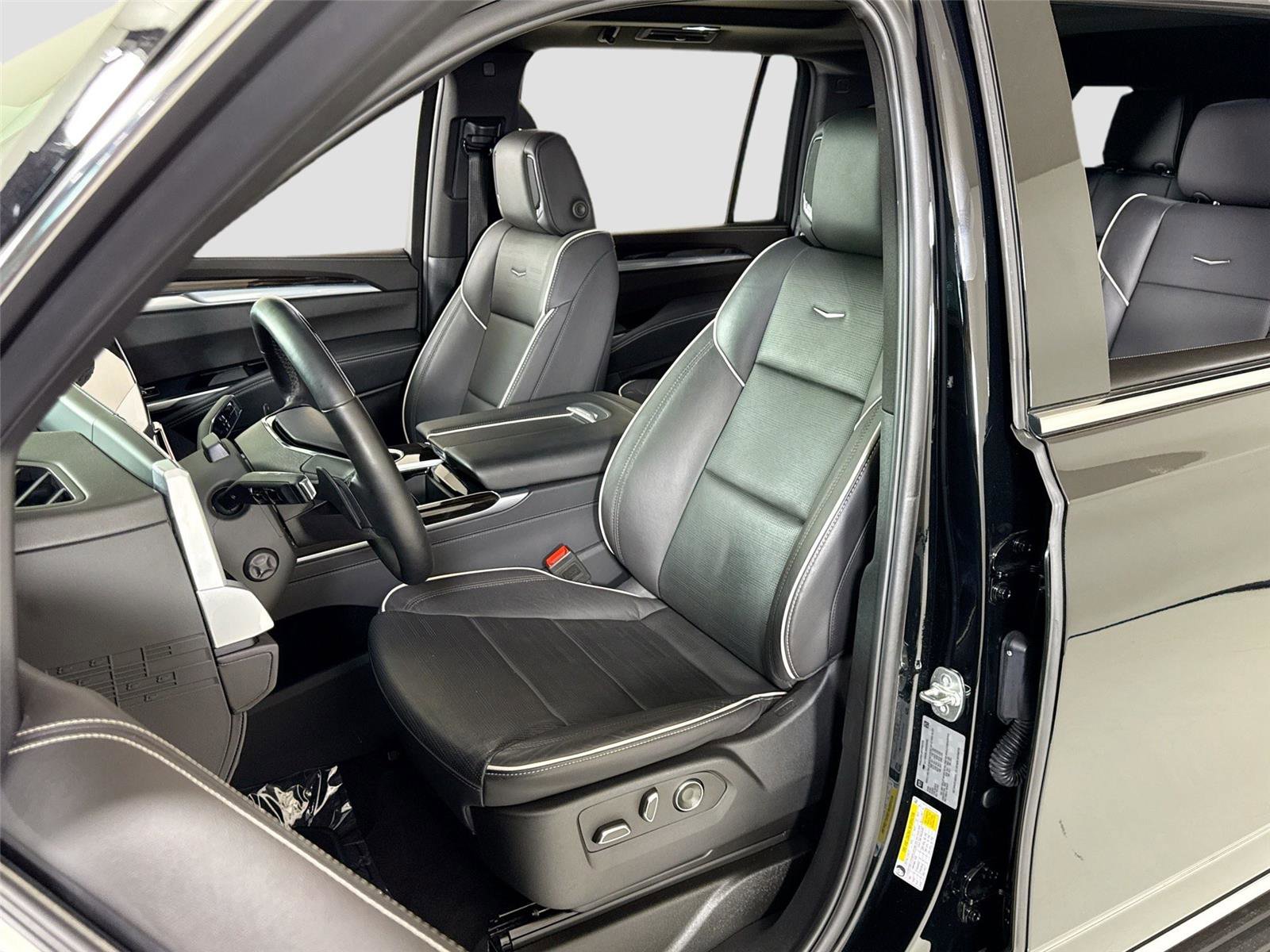 Used 2025 Cadillac Escalade ESV Premium Luxury image 14