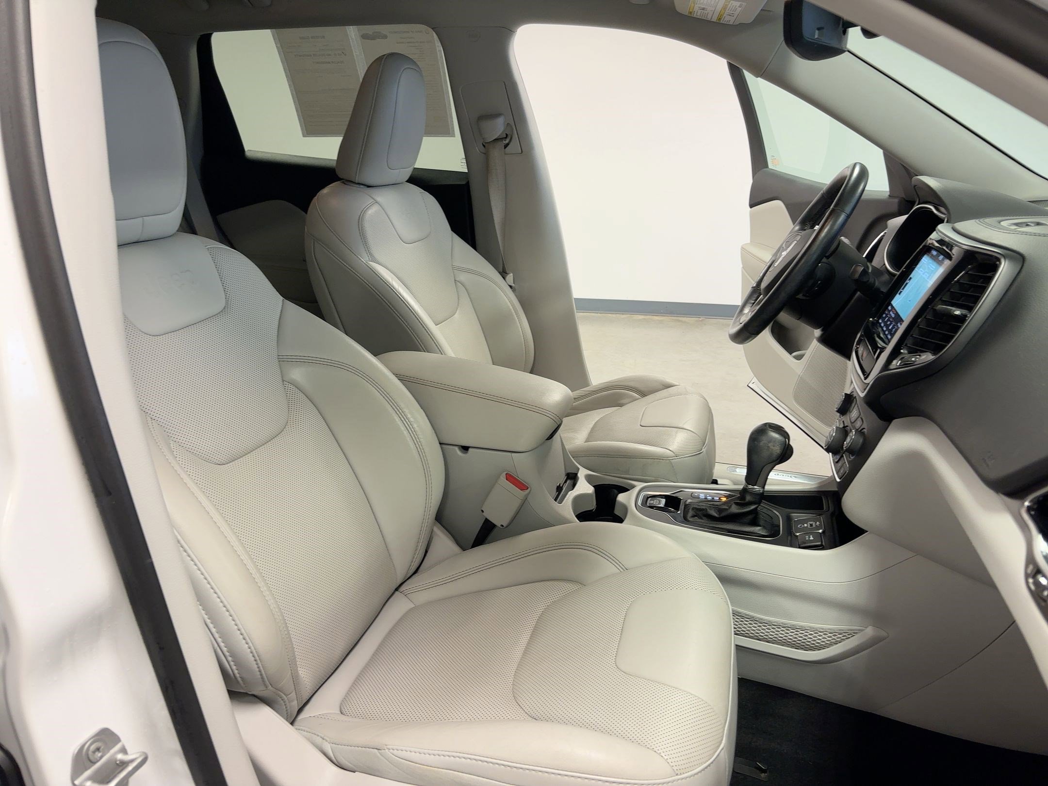 Used 2019 Jeep Cherokee Limited image 31