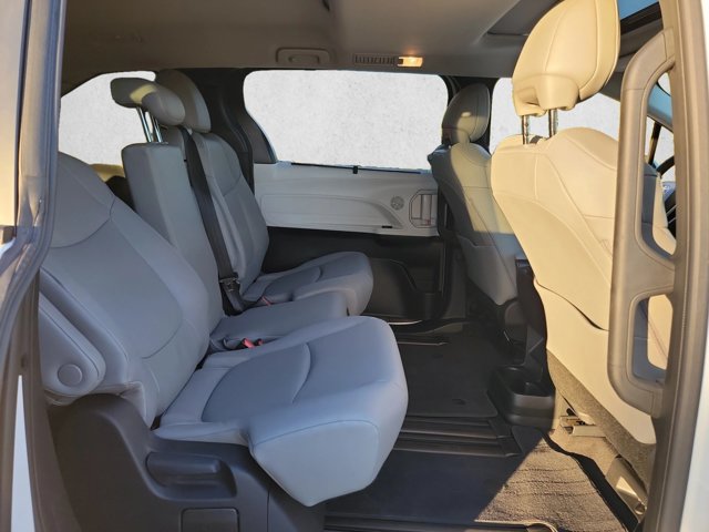 Used 2026 Toyota Sienna XLE FWD image 23