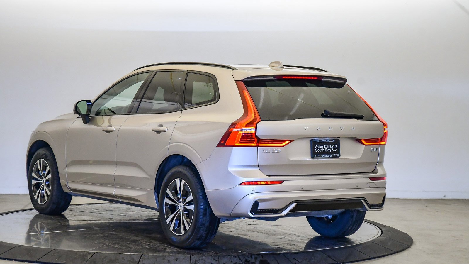 Certified 2025 Volvo XC60 B5 Core image 2