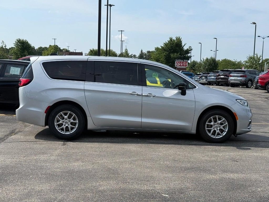 Certified 2024 Chrysler Pacifica Touring-L FWD image 2