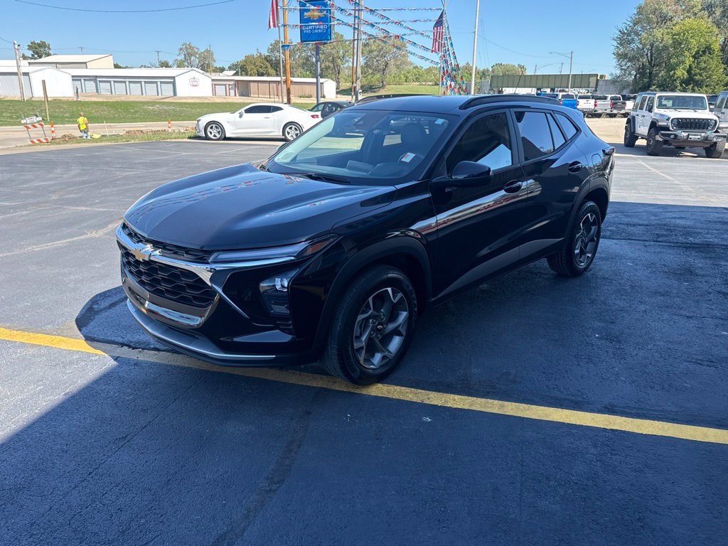 Used 2025 Chevrolet Trax LT FWD image 8