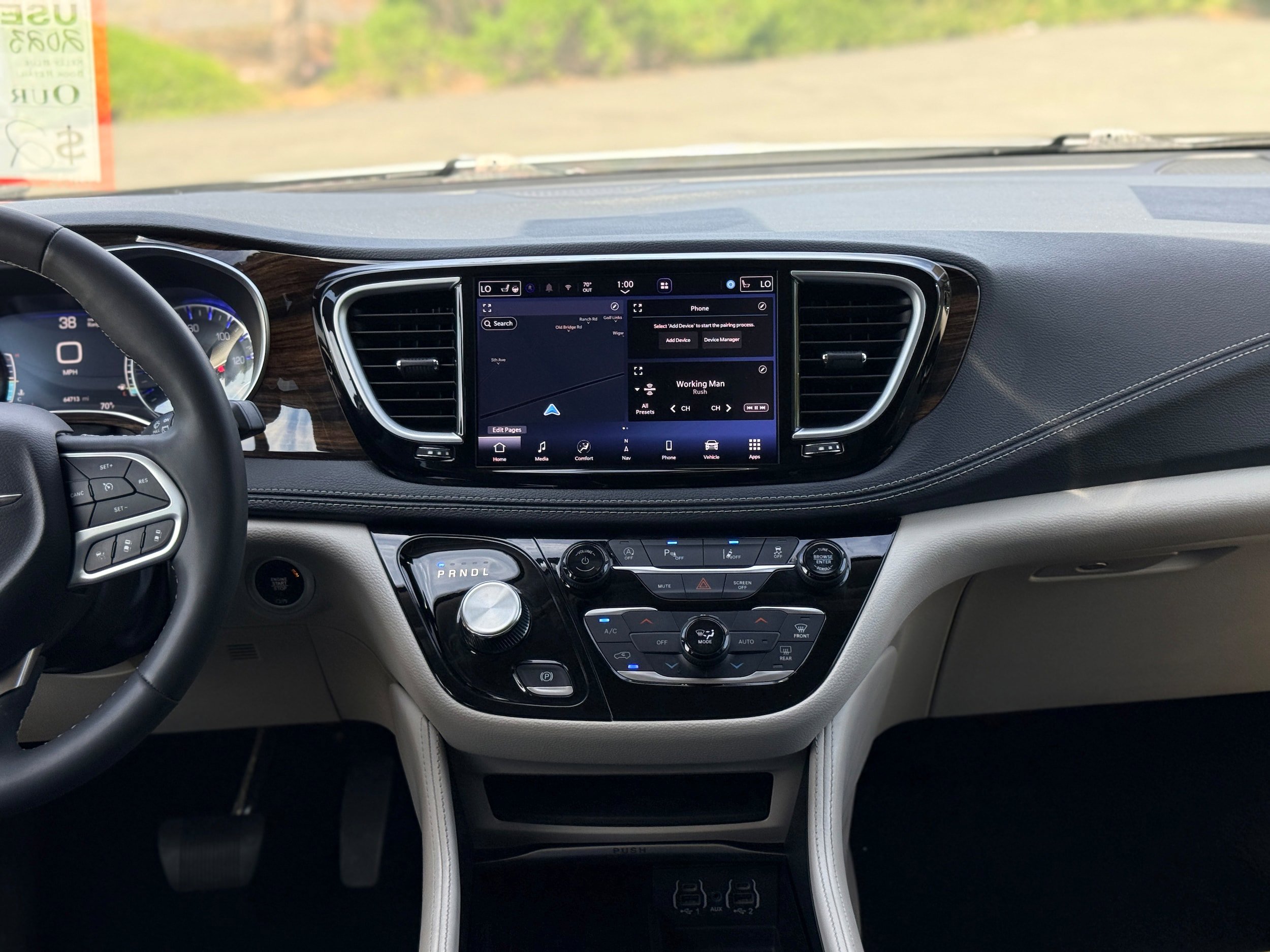 Used 2023 Chrysler Pacifica Limited FWD image 17