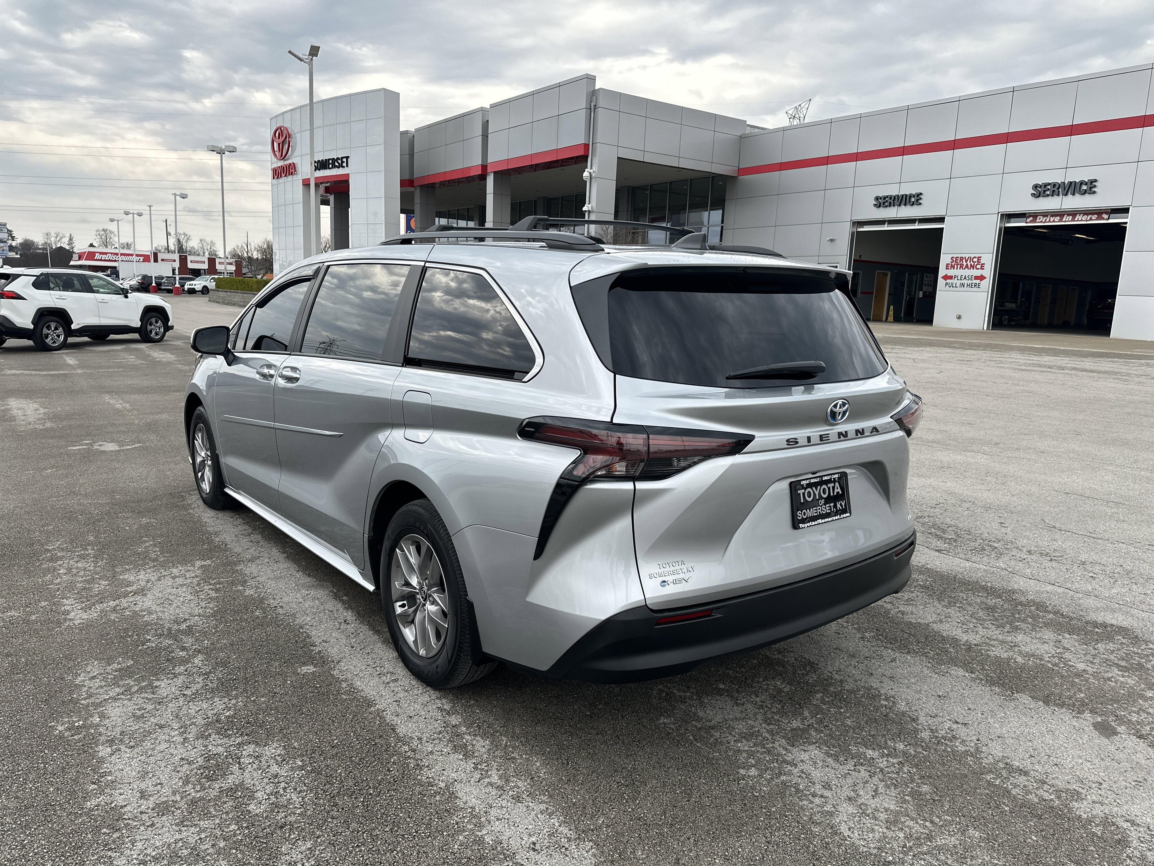 Used 2025 Toyota Sienna LE image 7