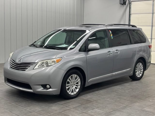 Used 2015 Toyota Sienna XLE w/ XLE Navigation Package FWD image 5